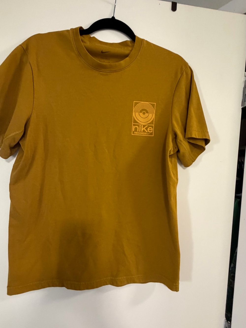 Nike Men’s Mustard Yellow Logo Graphic Short Sleeve Tee